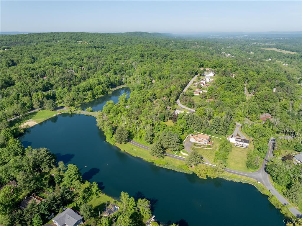 543 Lakeshore Drive West