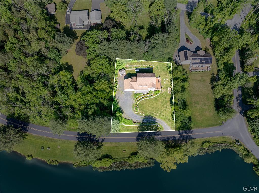 543 Lakeshore Drive West