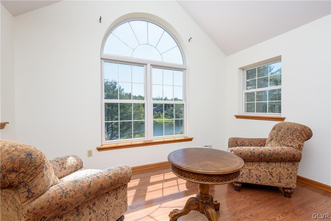 543 Lakeshore Drive West