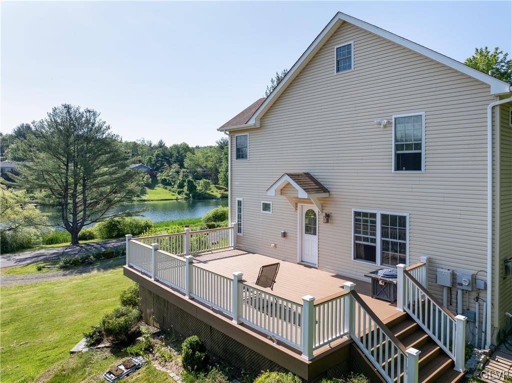 543 Lakeshore Drive West