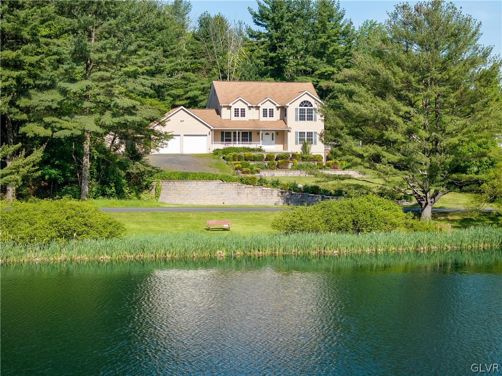 543 Lakeshore Drive West