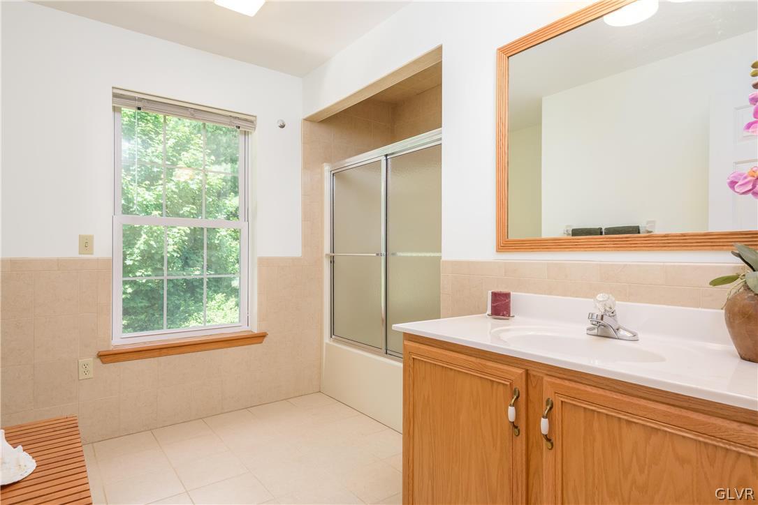 543 Lakeshore Drive West