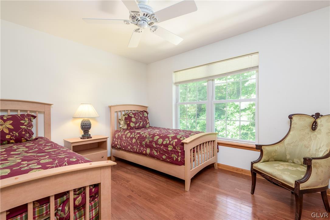 543 Lakeshore Drive West
