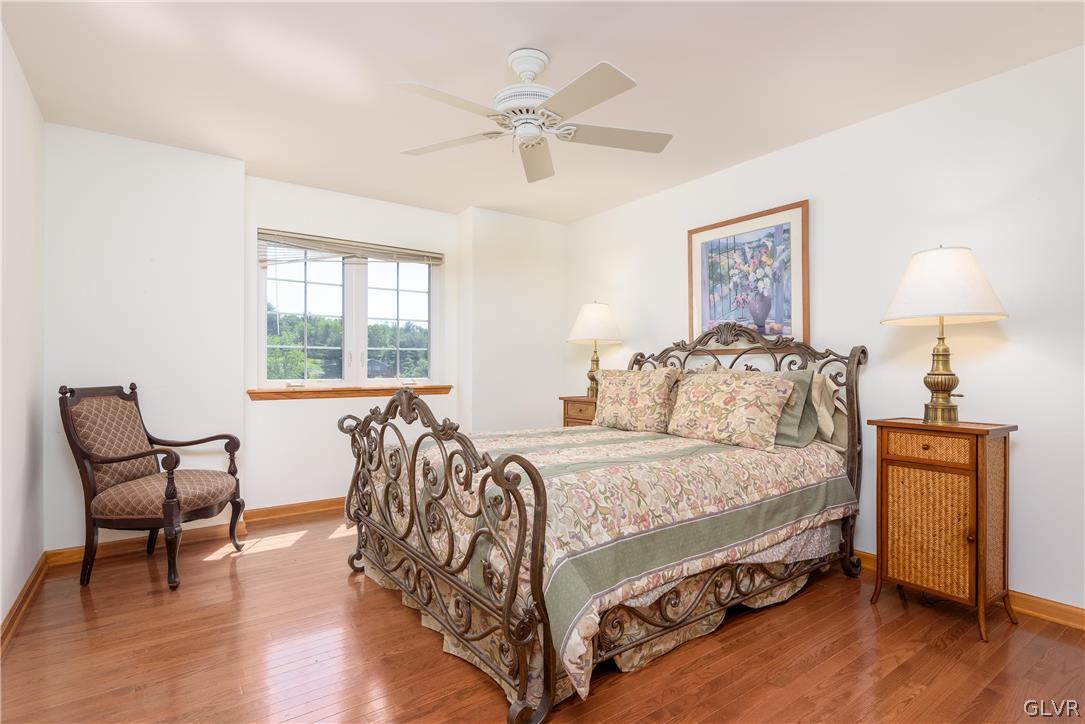 543 Lakeshore Drive West