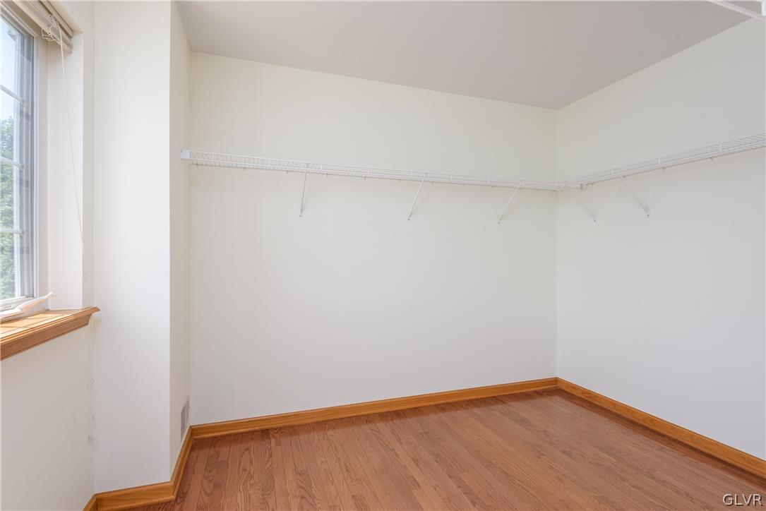 543 Lakeshore Drive West