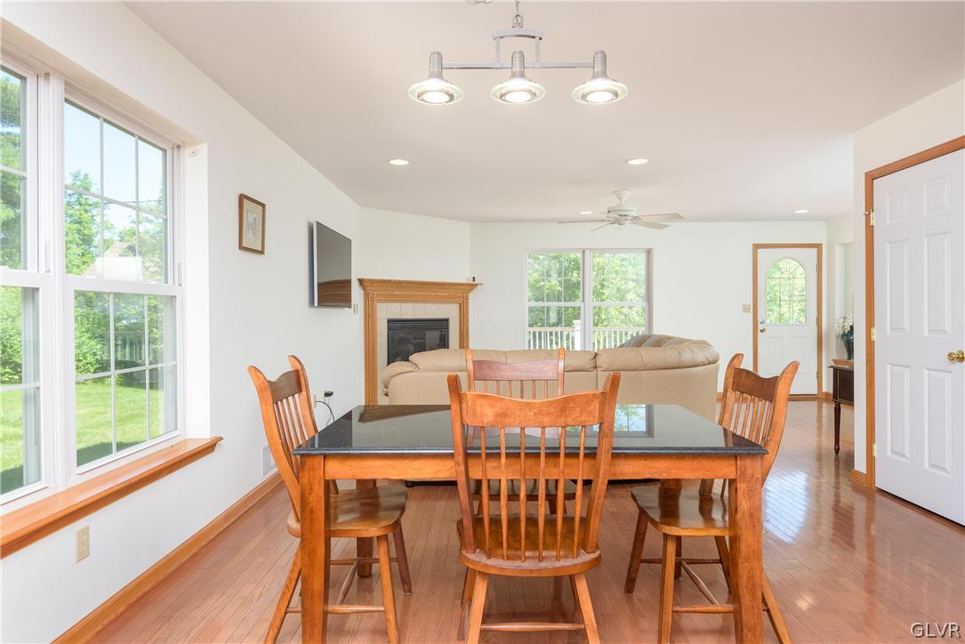 543 Lakeshore Drive West