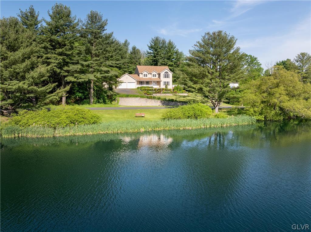 543 Lakeshore Drive West