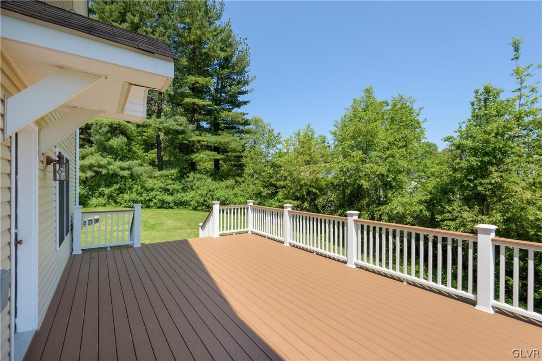 543 Lakeshore Drive West