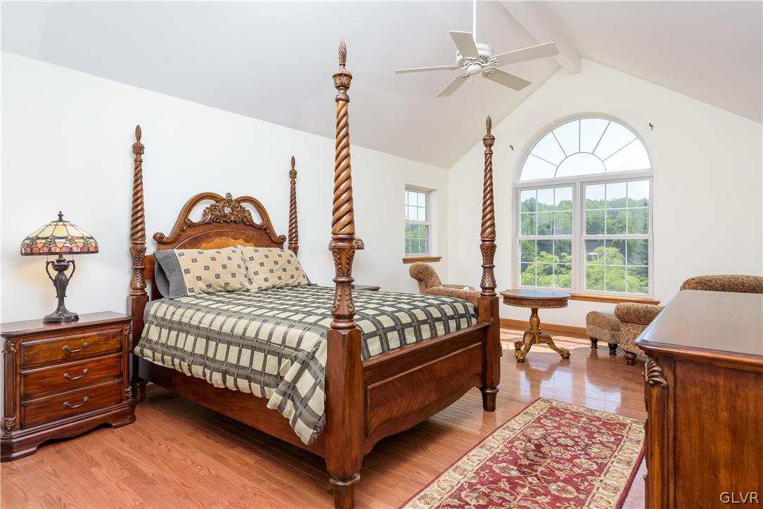 543 Lakeshore Drive West