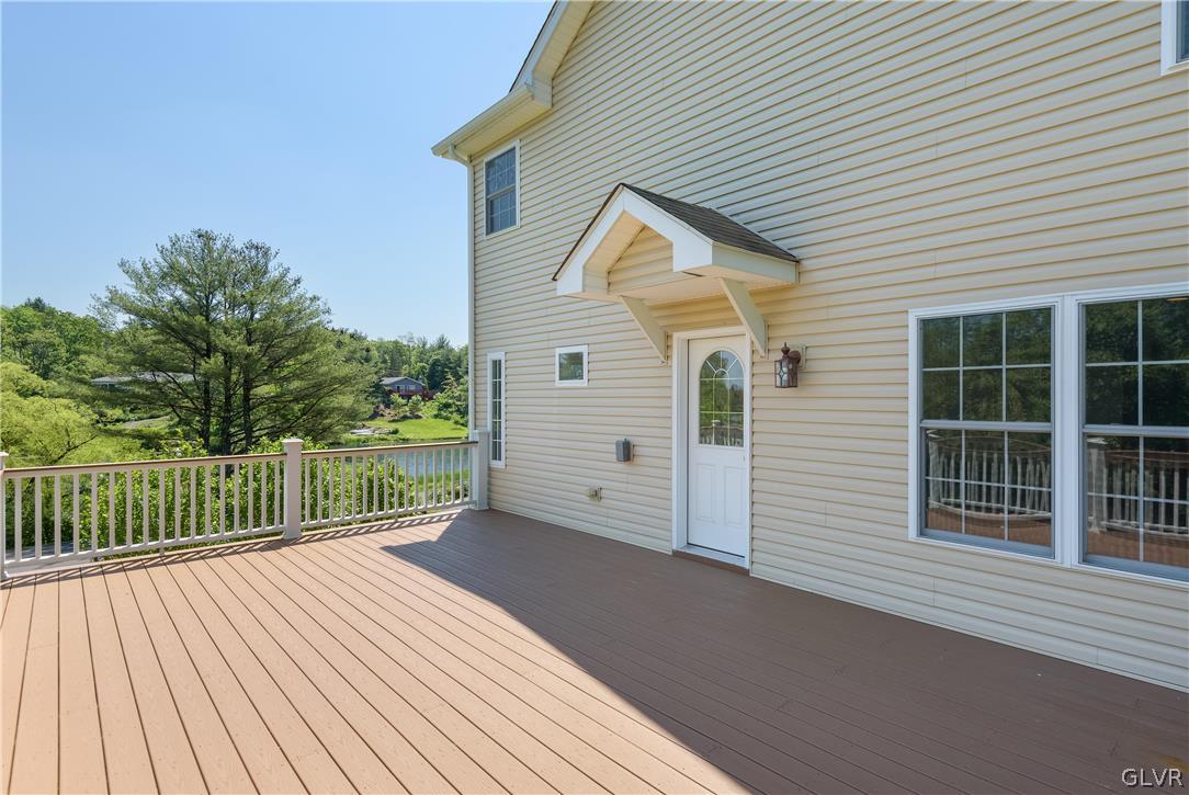 543 Lakeshore Drive West