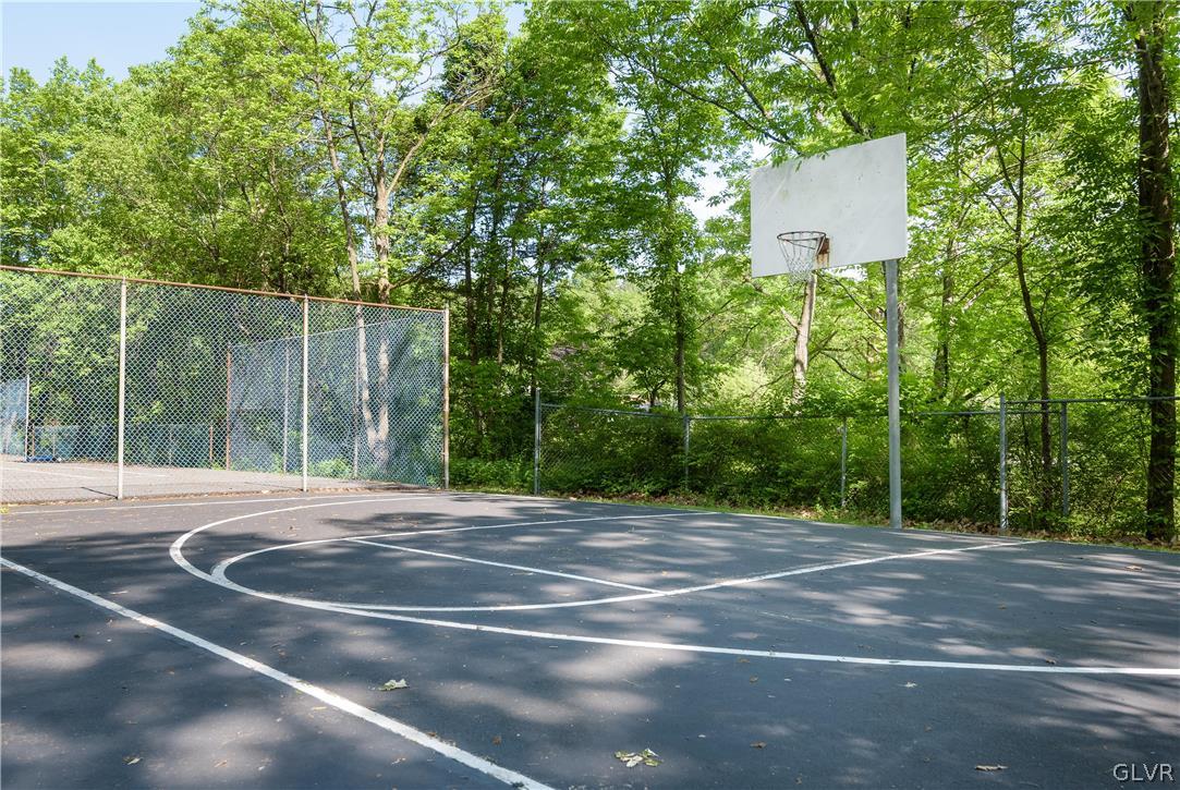 543 Lakeshore Drive West