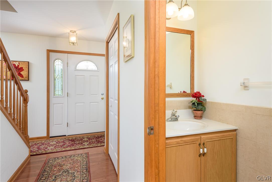 543 Lakeshore Drive West