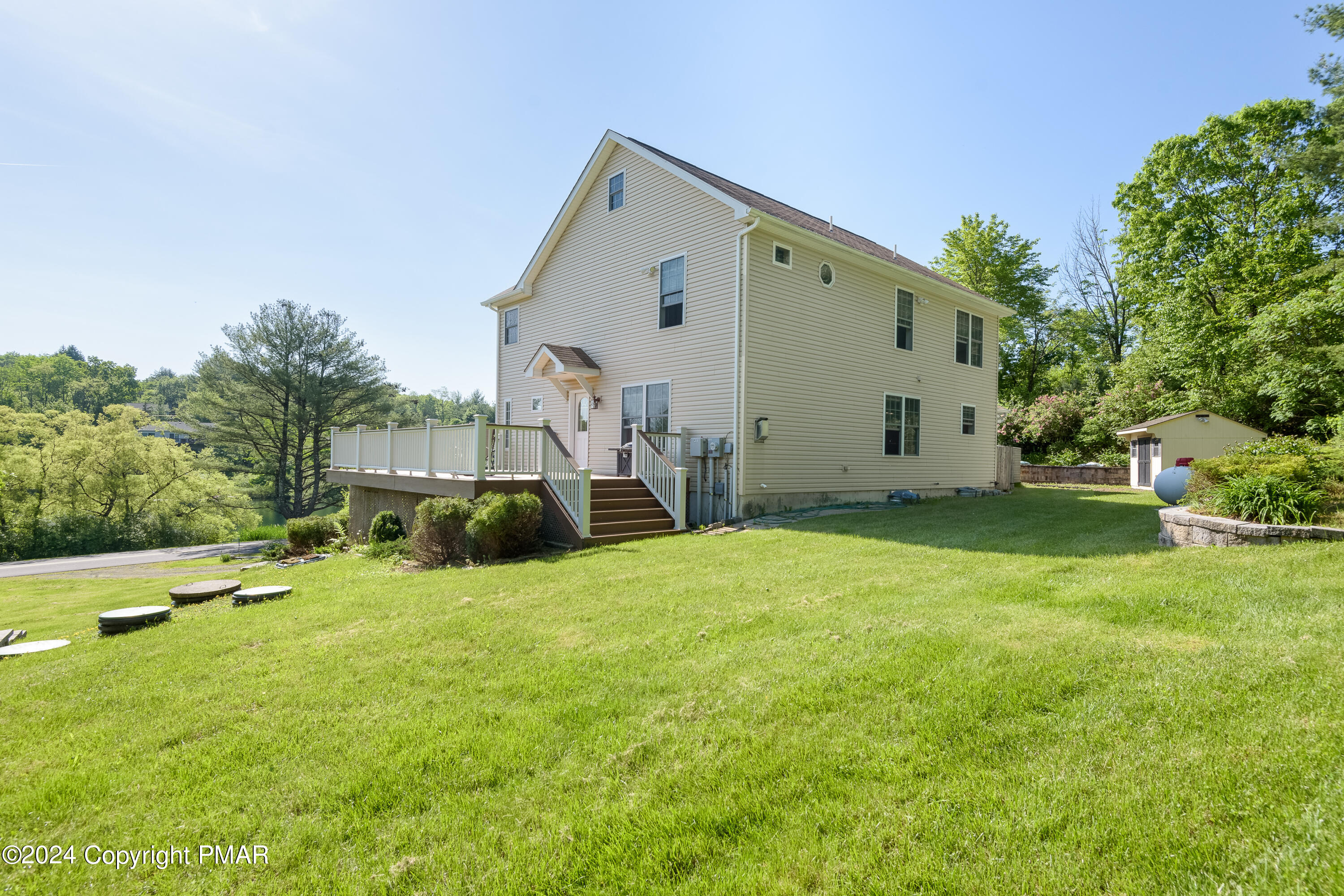 543 Lakeshore Dr W
