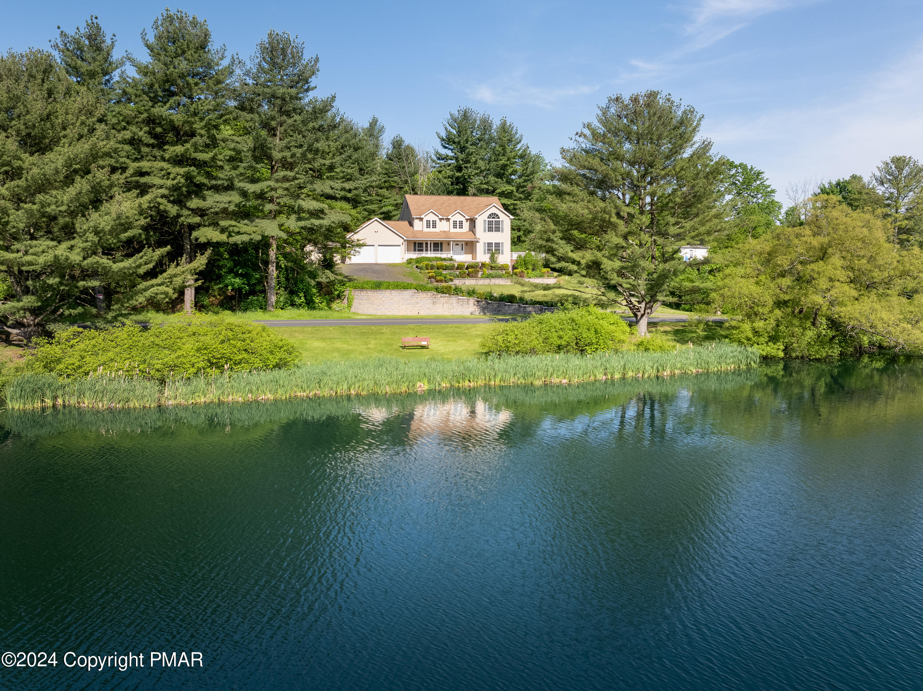 543 Lakeshore Dr W