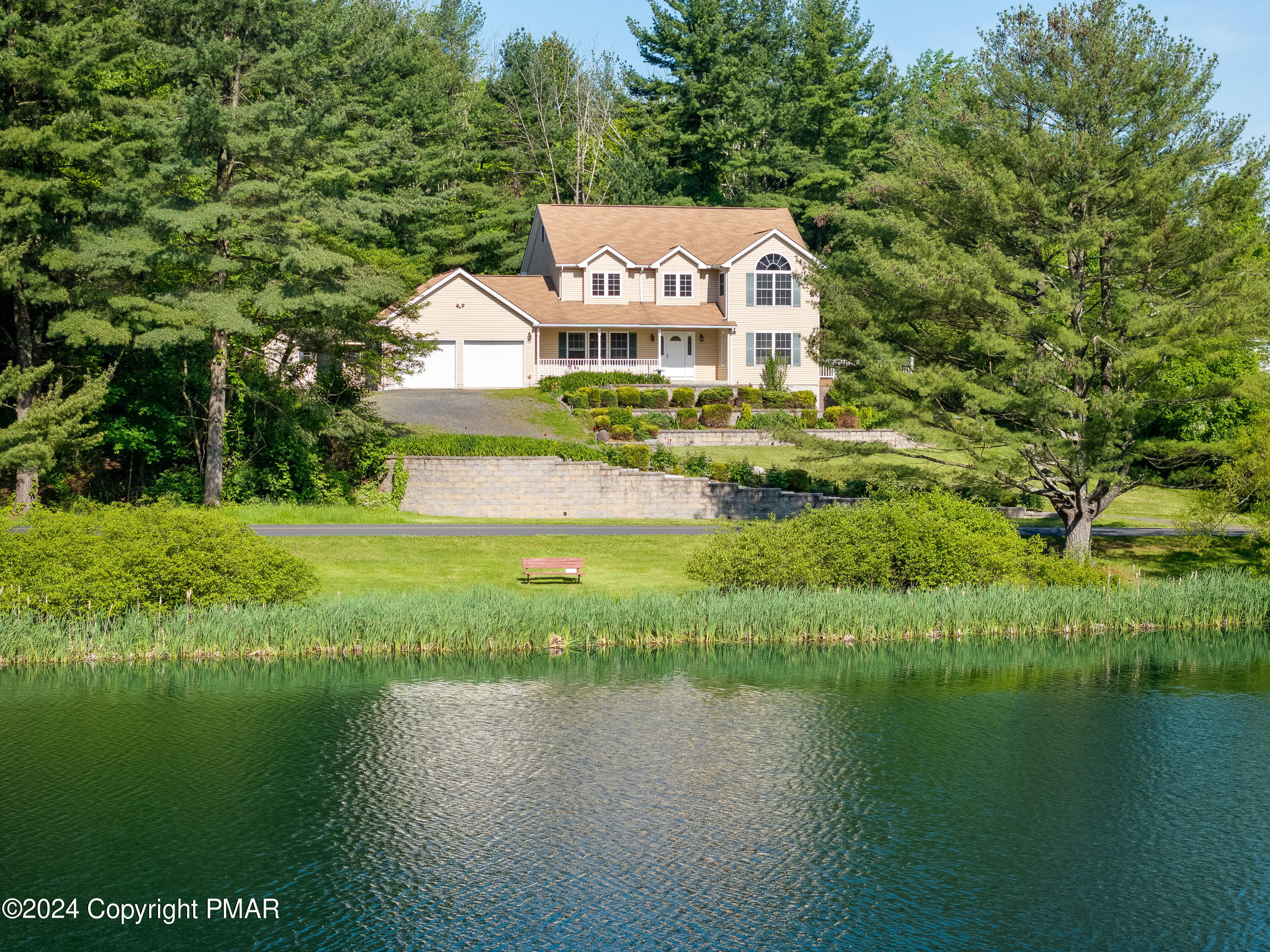 543 Lakeshore Dr W