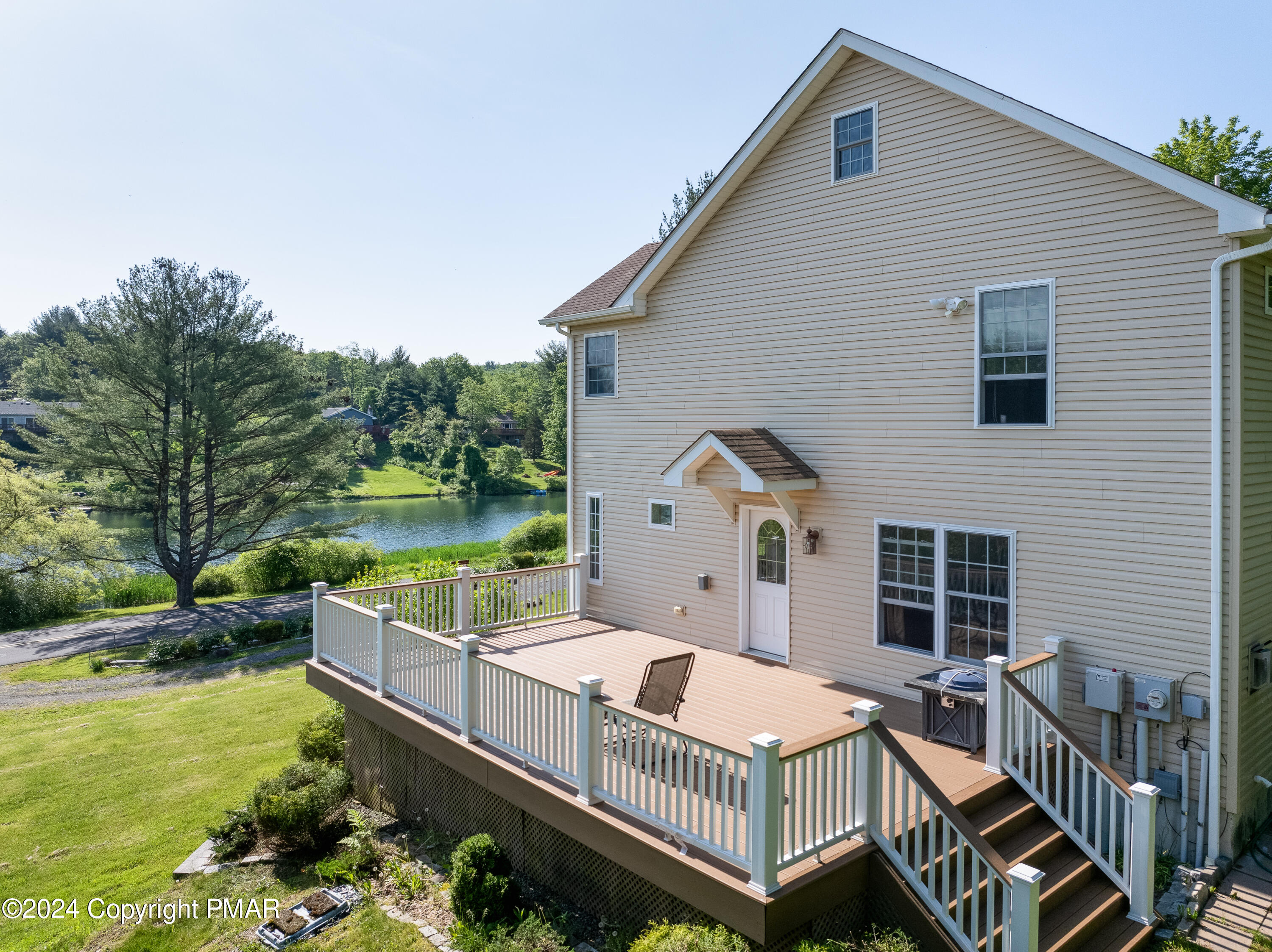 543 Lakeshore Dr W