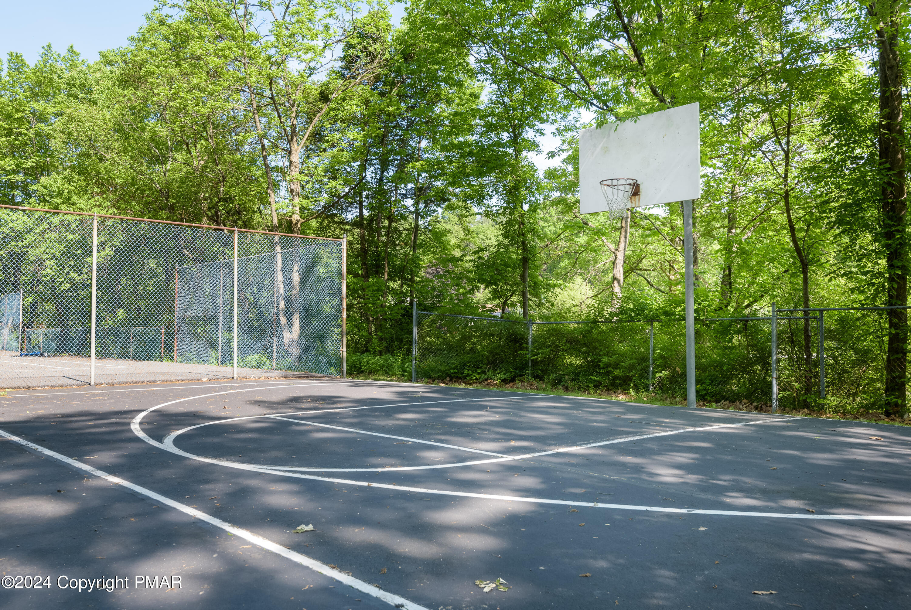 543 Lakeshore Dr W