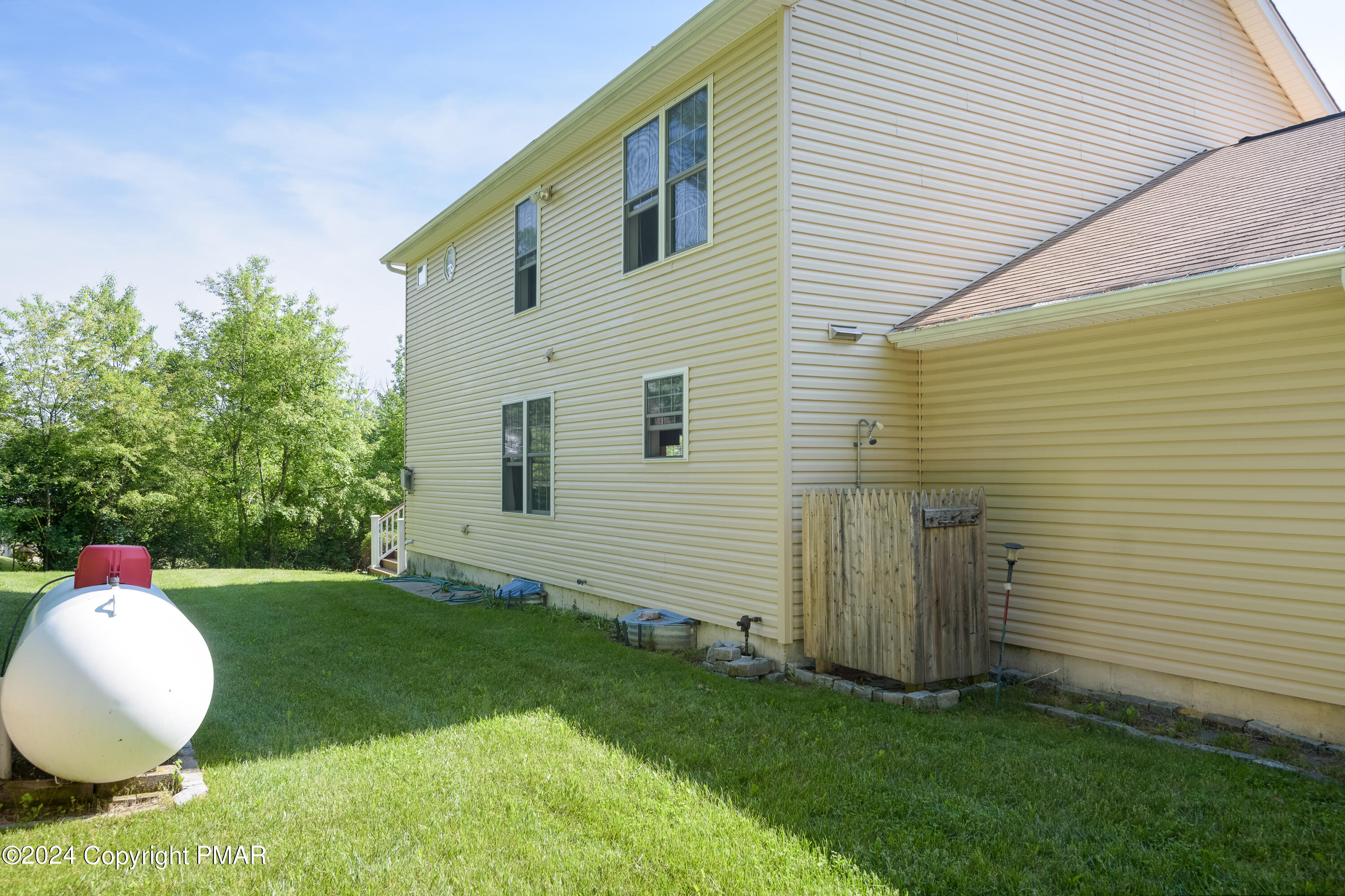543 Lakeshore Dr W