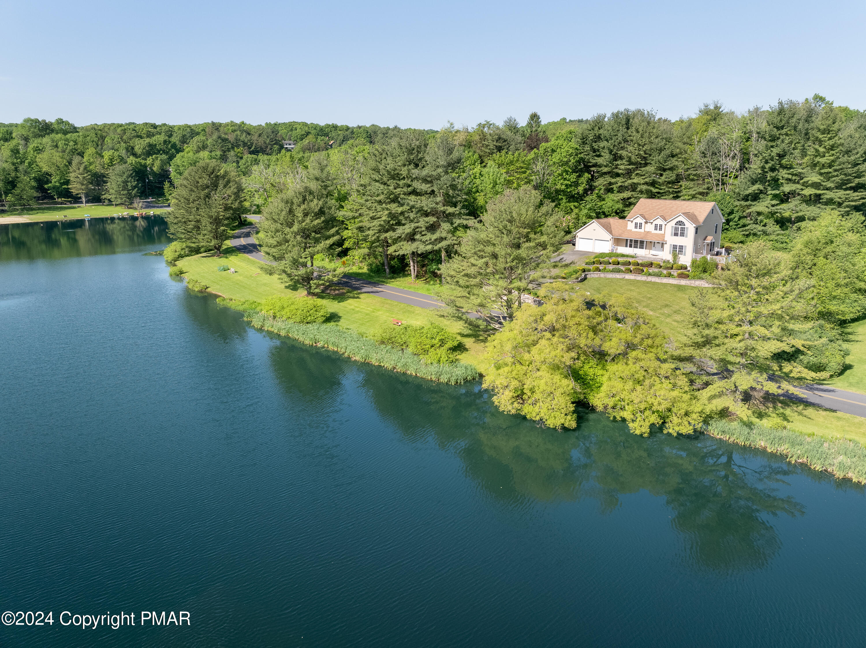 543 Lakeshore Dr W