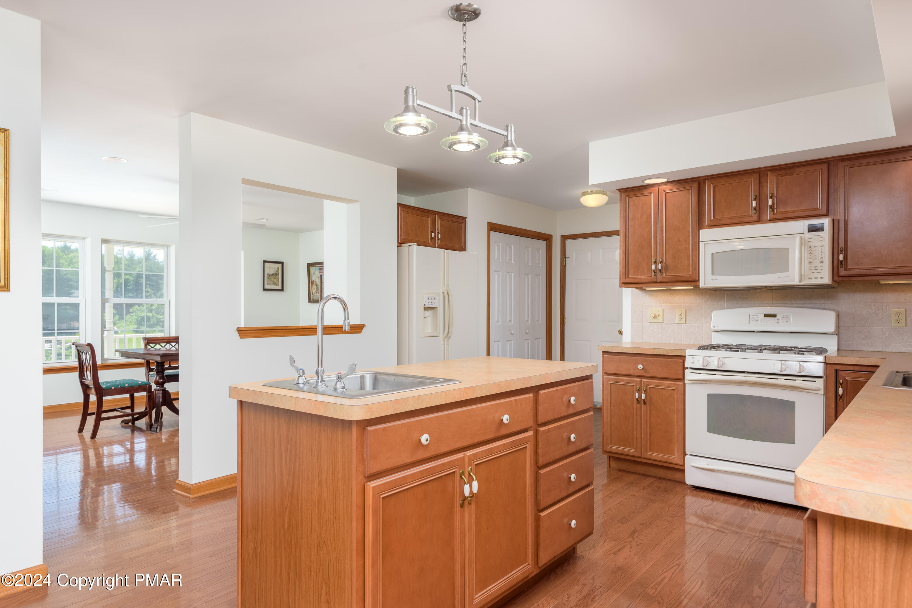 543 Lakeshore Dr W