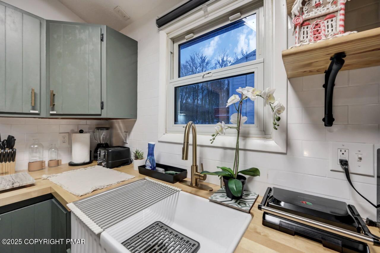 5306 NE Ledgewood Drive