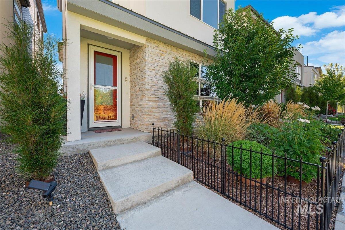 51 S Crestview Ave