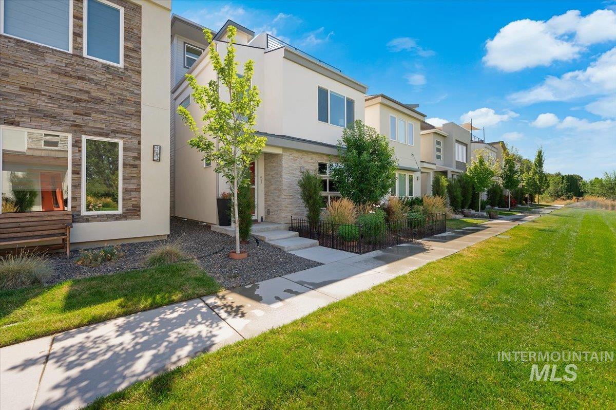 51 S Crestview Ave