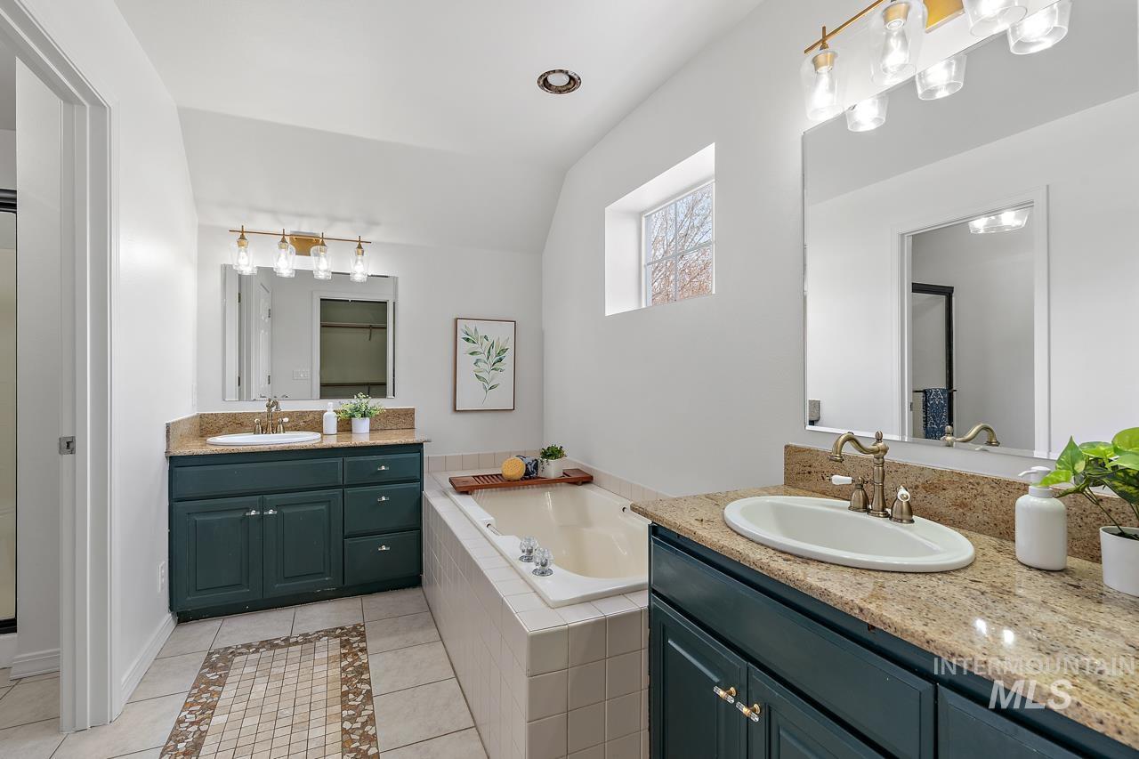 2494 E Brierfield