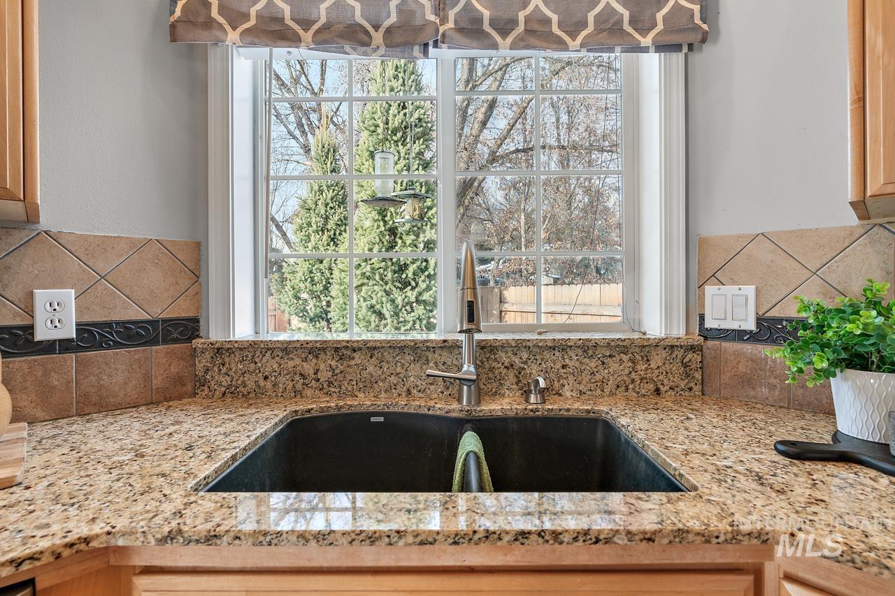 2494 E Brierfield