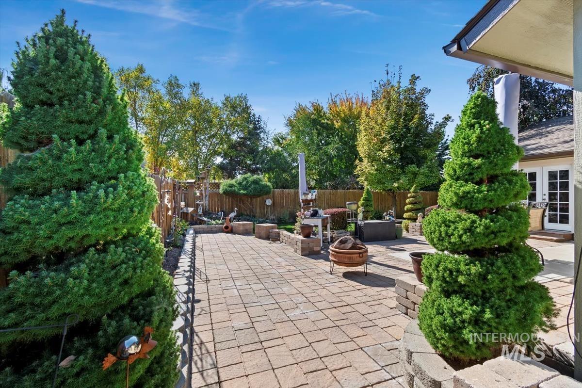 823 E Finch Creek St.