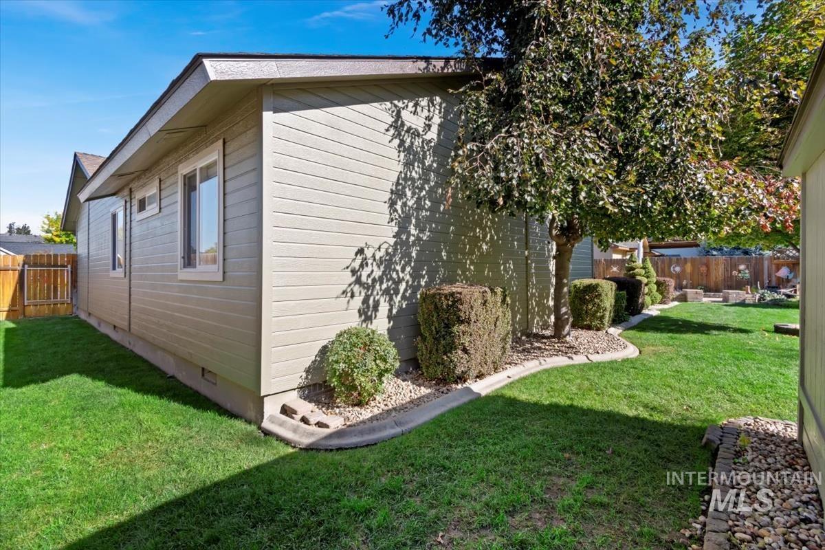 823 E Finch Creek St.