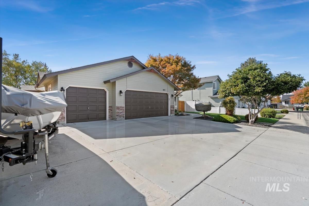 823 E Finch Creek St.