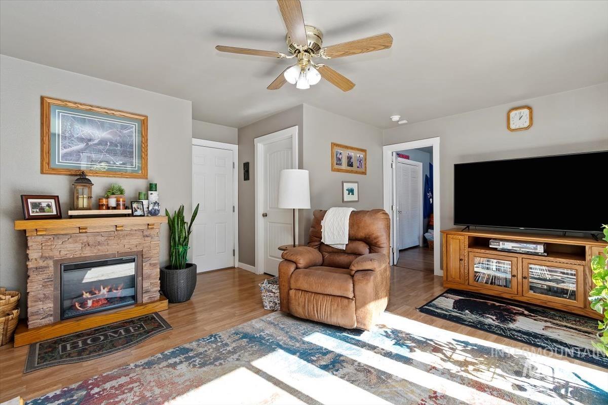 823 E Finch Creek St.