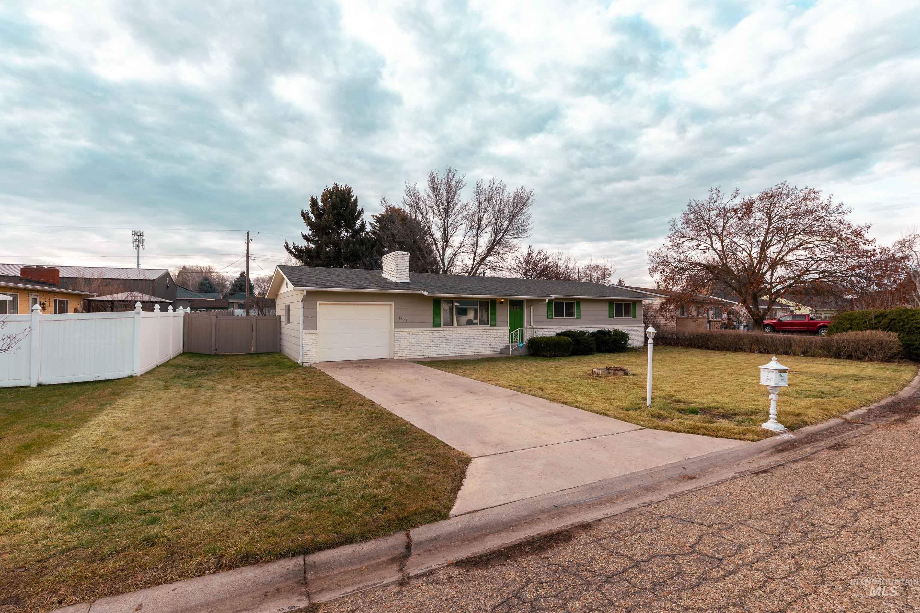 1603 E Dakota Ave