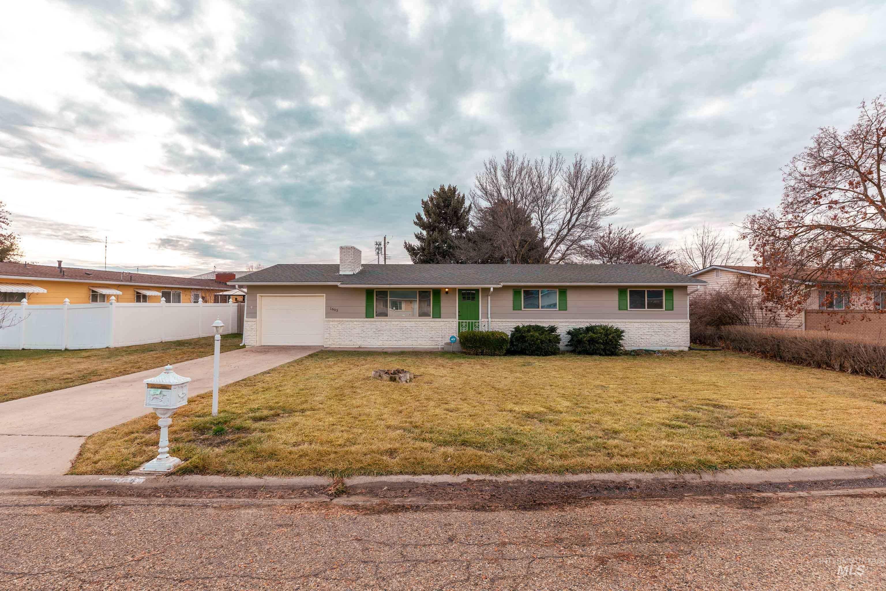 1603 E Dakota Ave