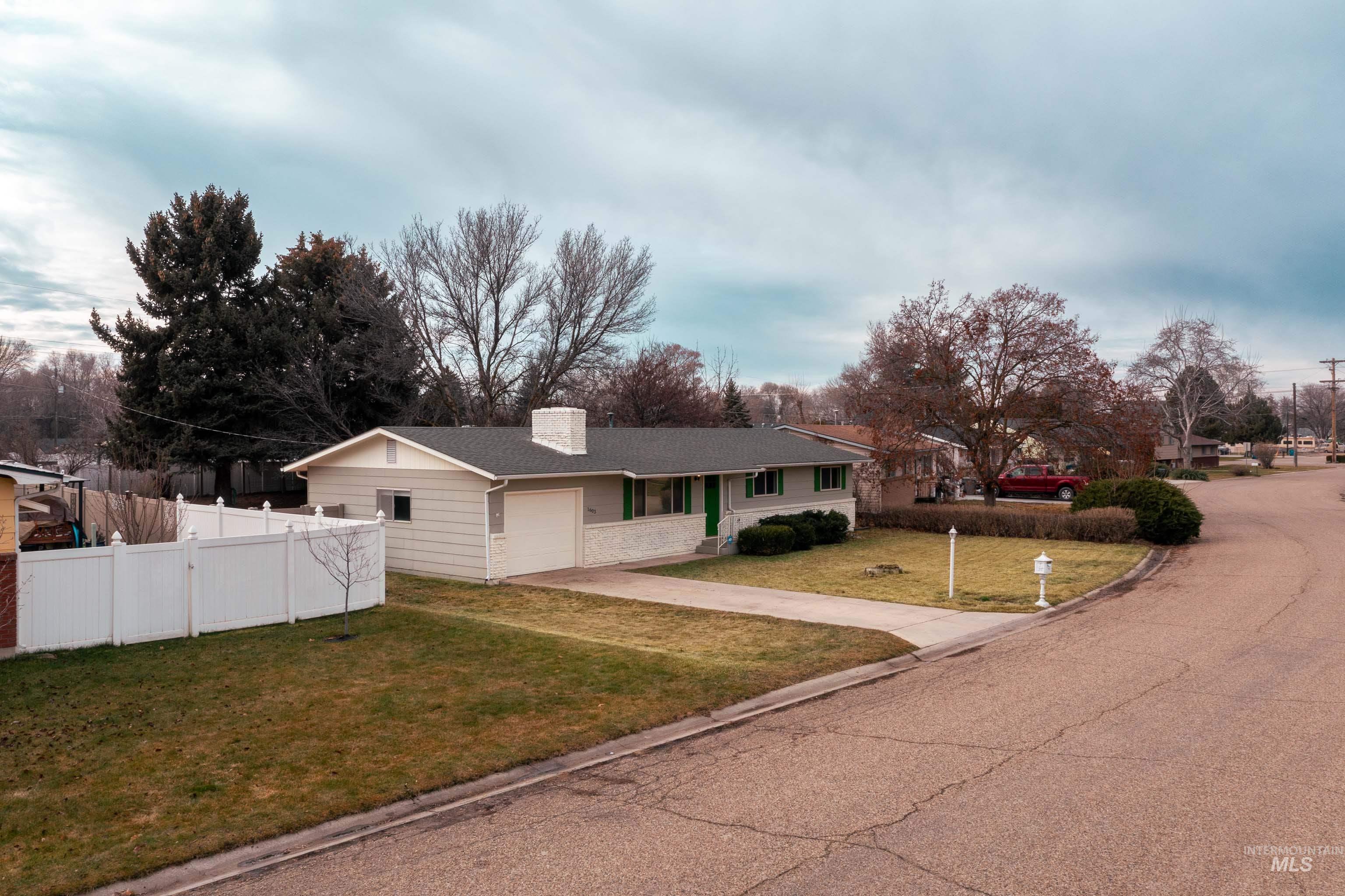 1603 E Dakota Ave