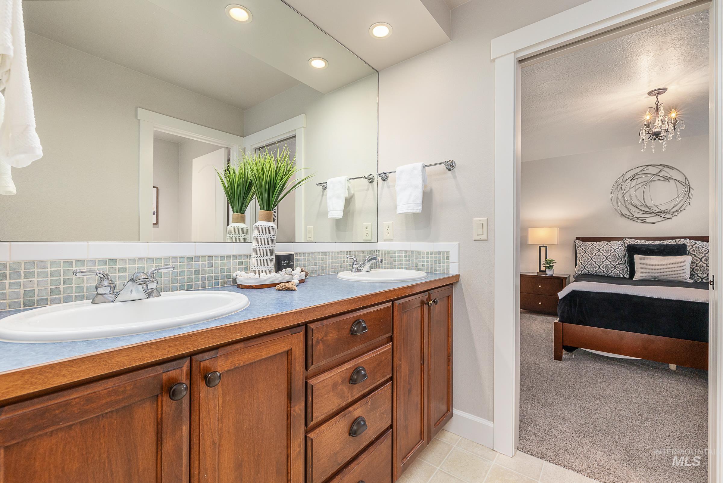 1536 E Daylesford Dr