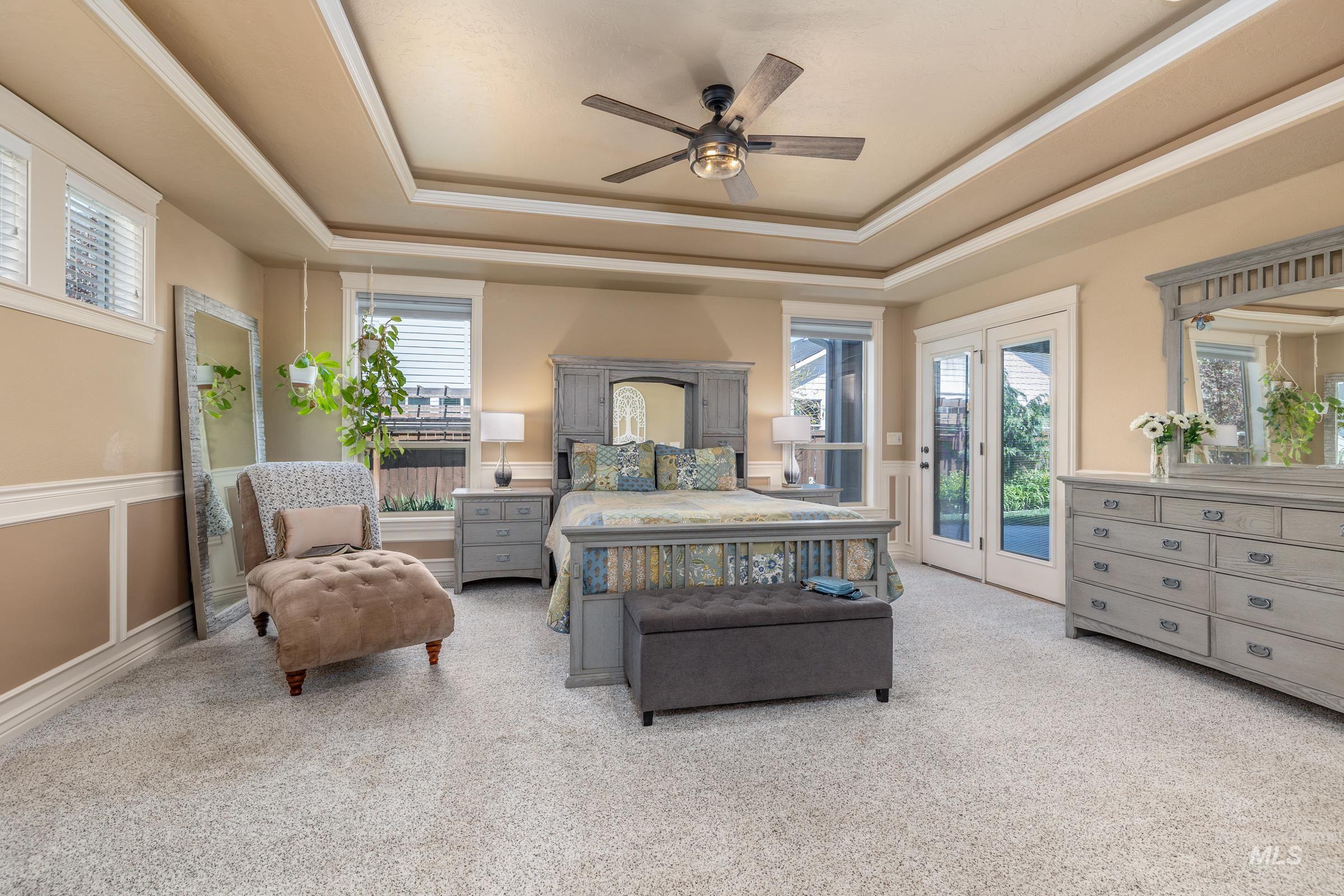 1054 E Pasacana Dr