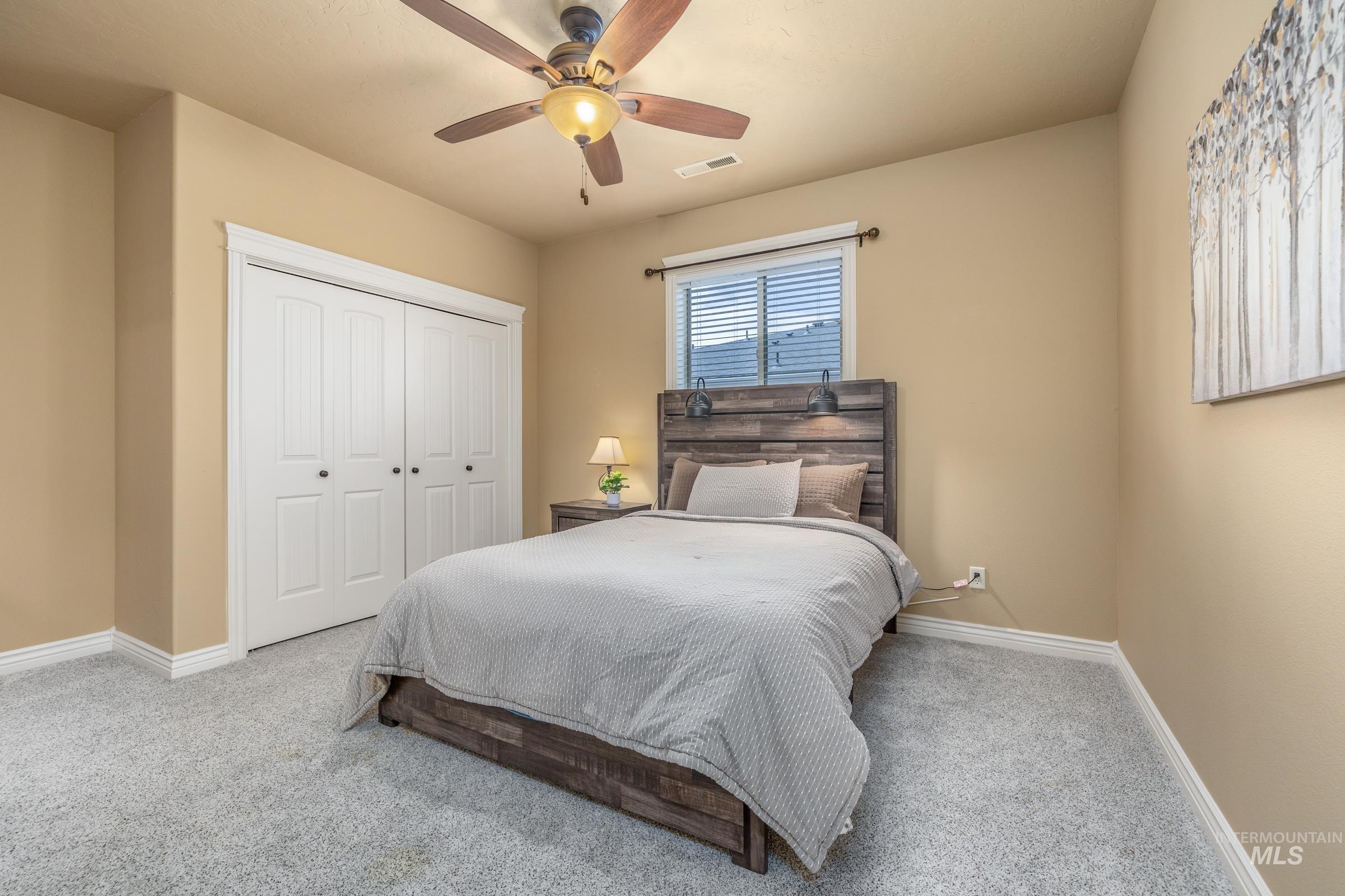 1054 E Pasacana Dr