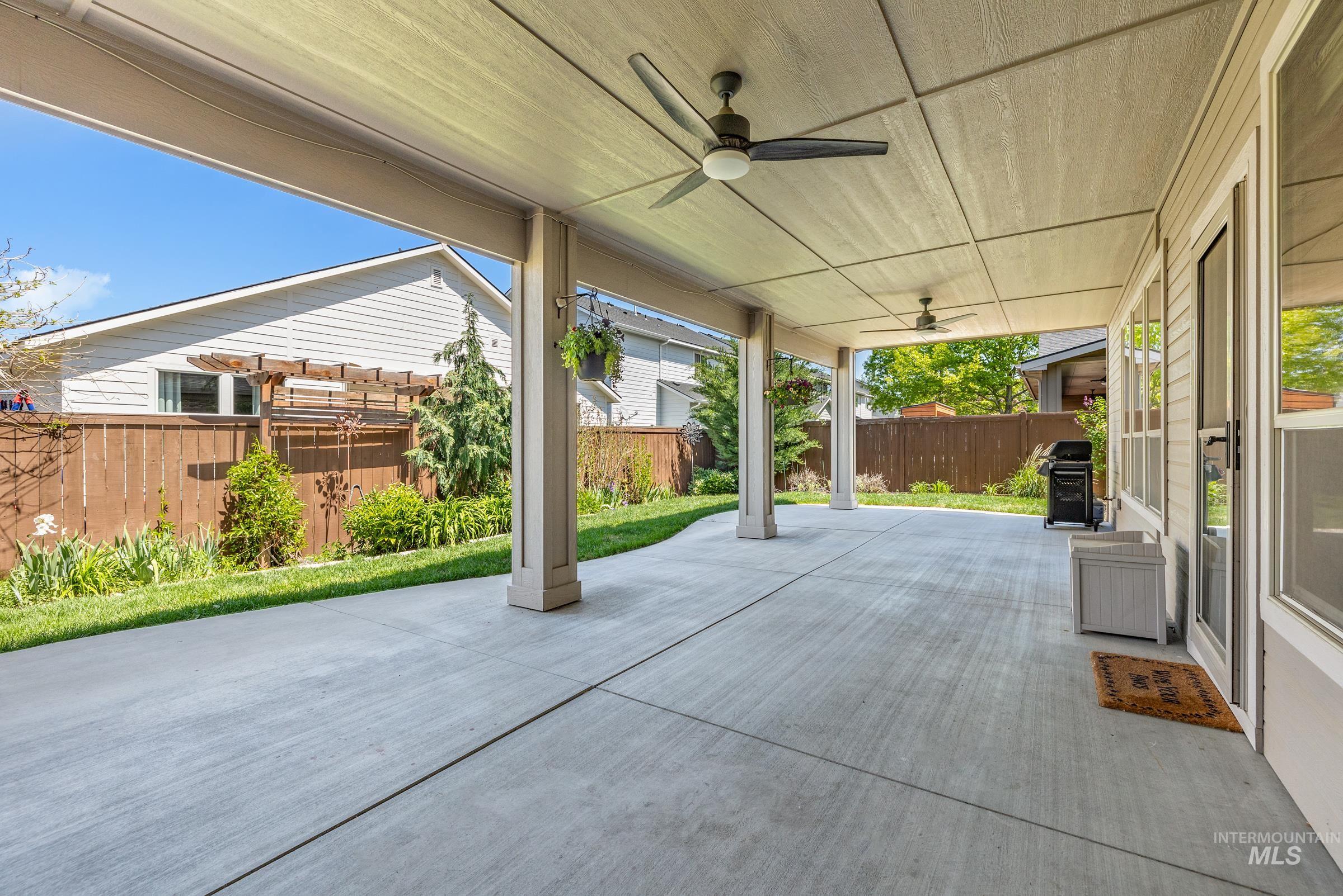 1054 E Pasacana Dr