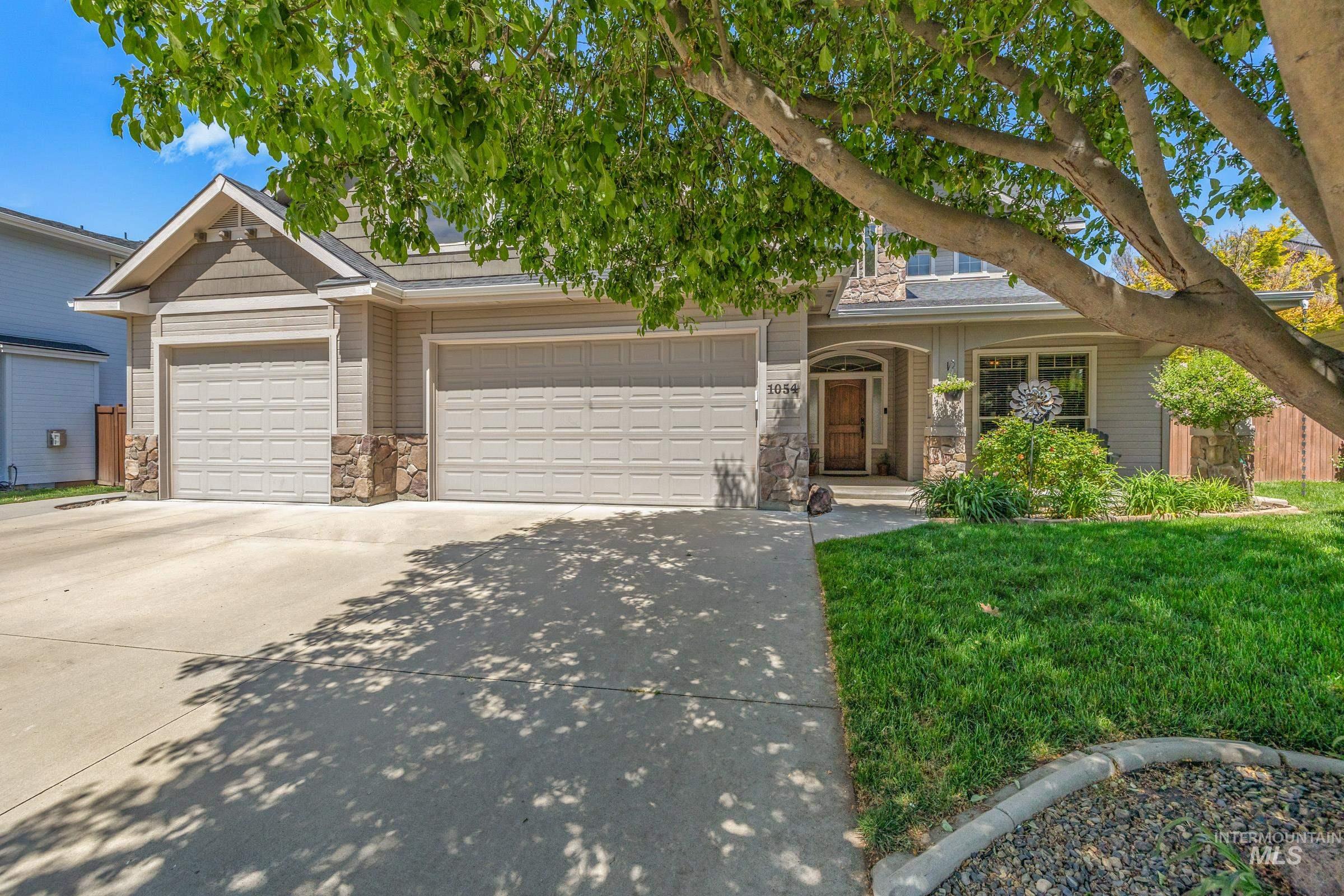 1054 E Pasacana Dr