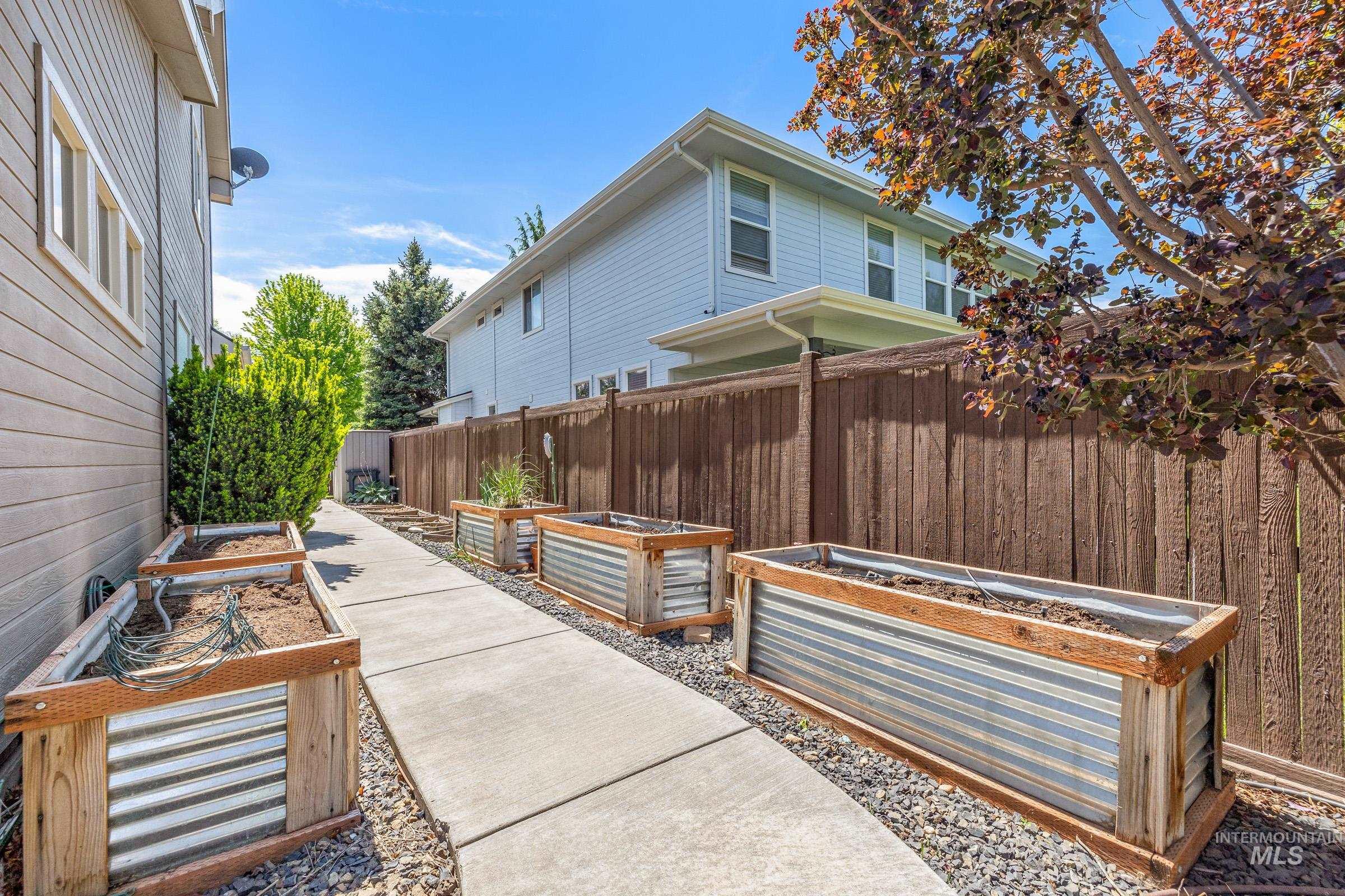 1054 E Pasacana Dr