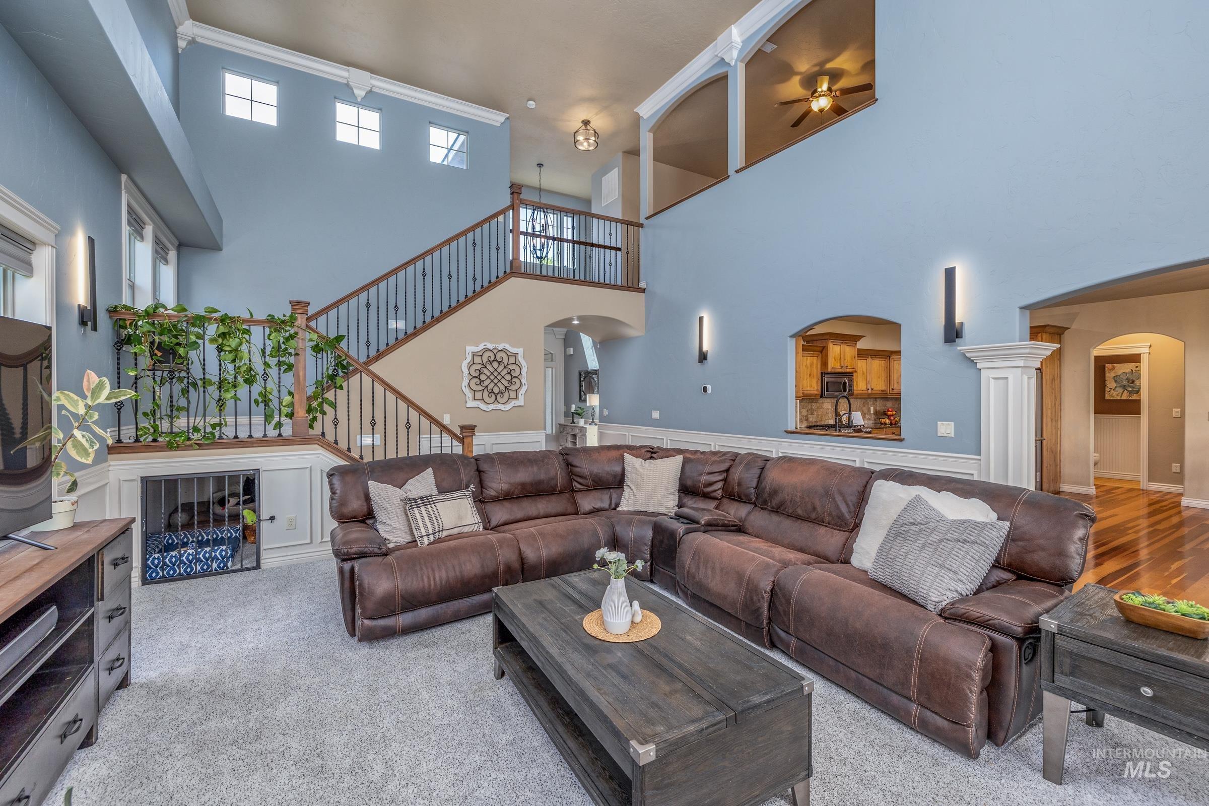 1054 E Pasacana Dr