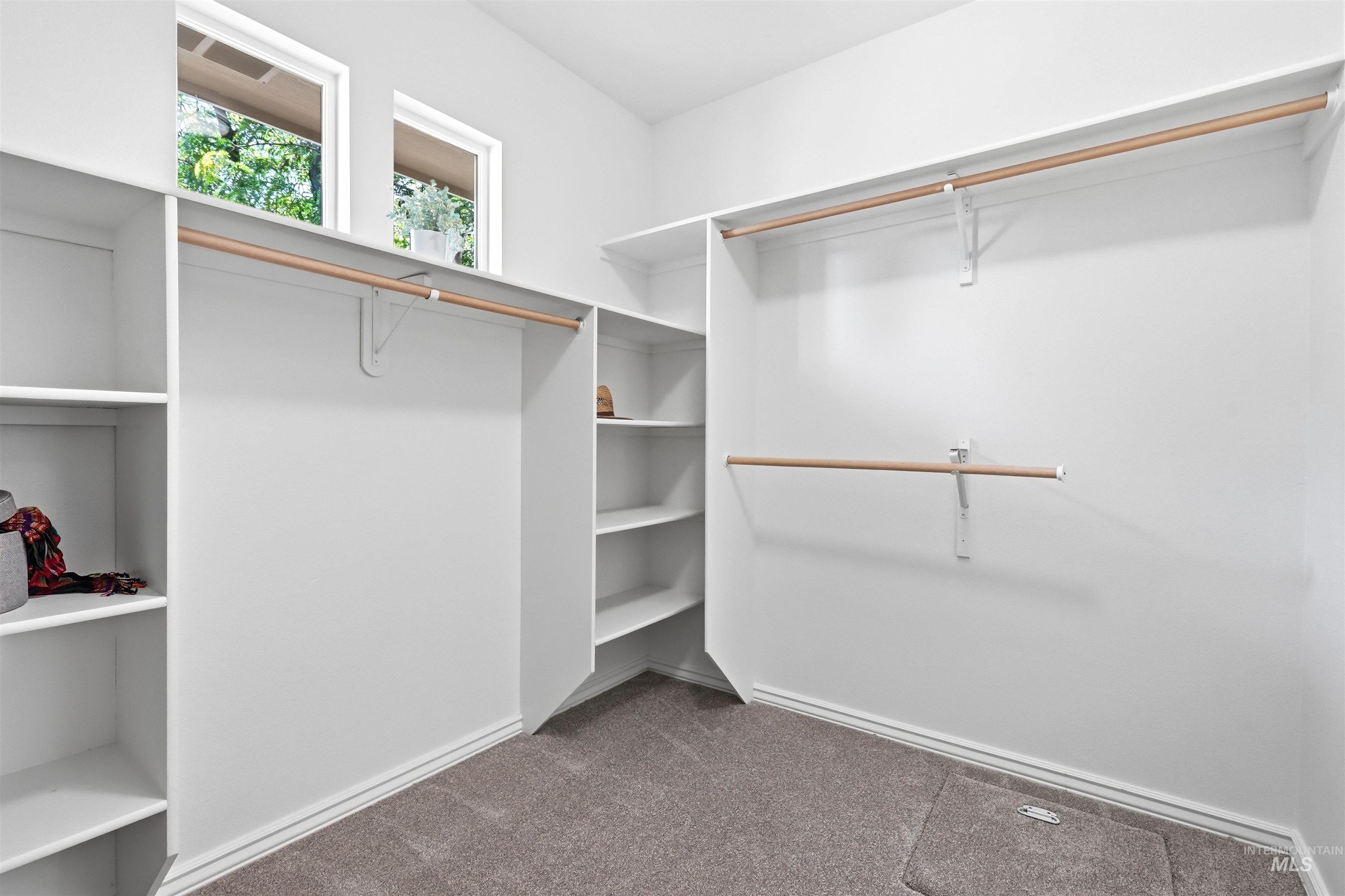 2464 E Lenox Ct