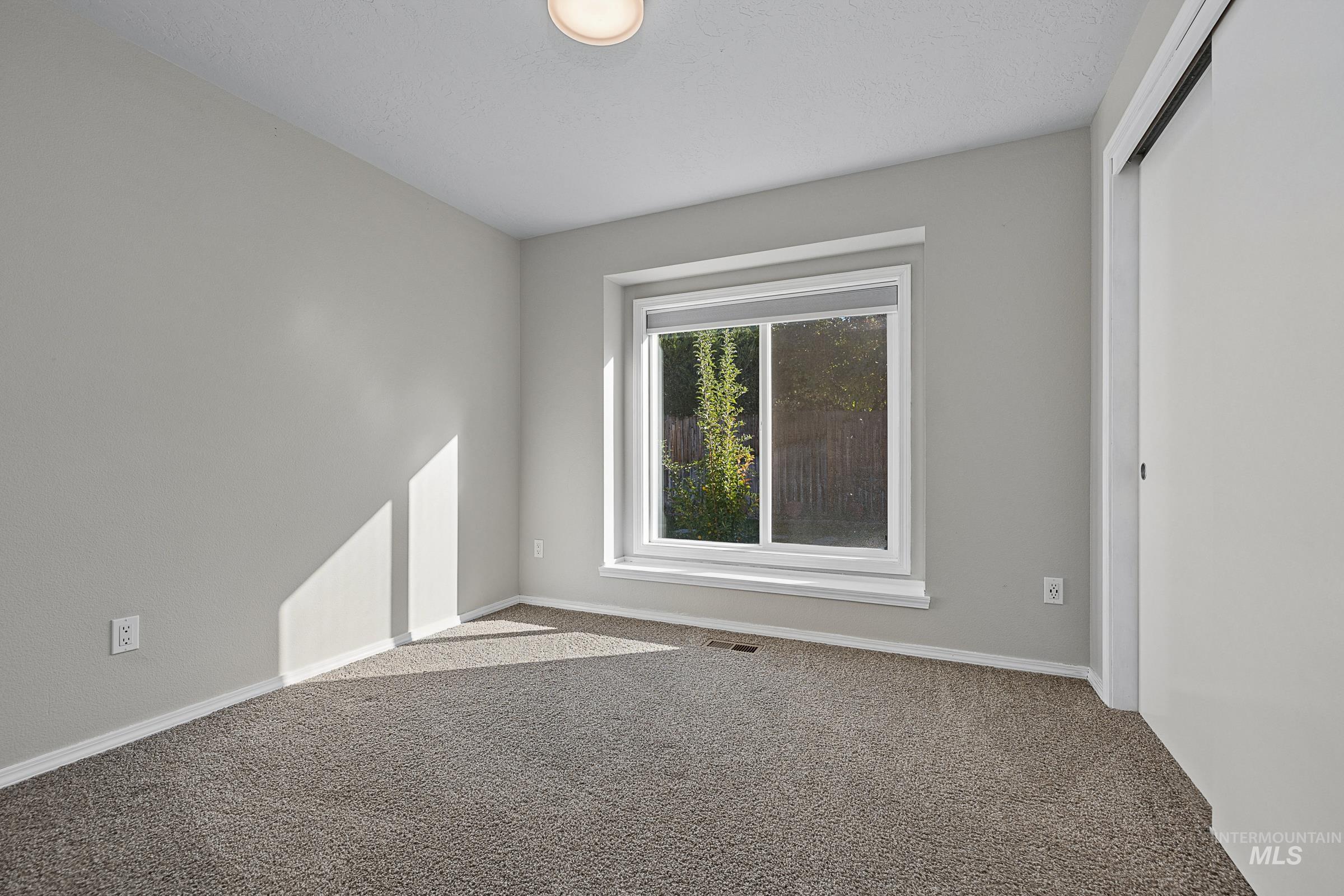 418 N Crestview Pl