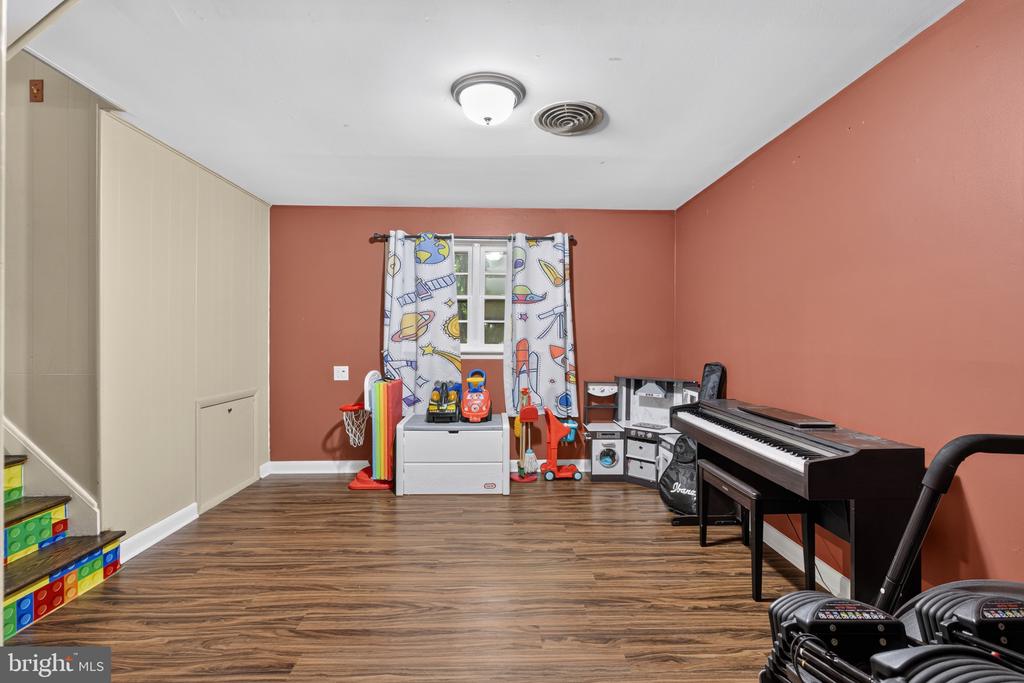 417 LAUREL AVE