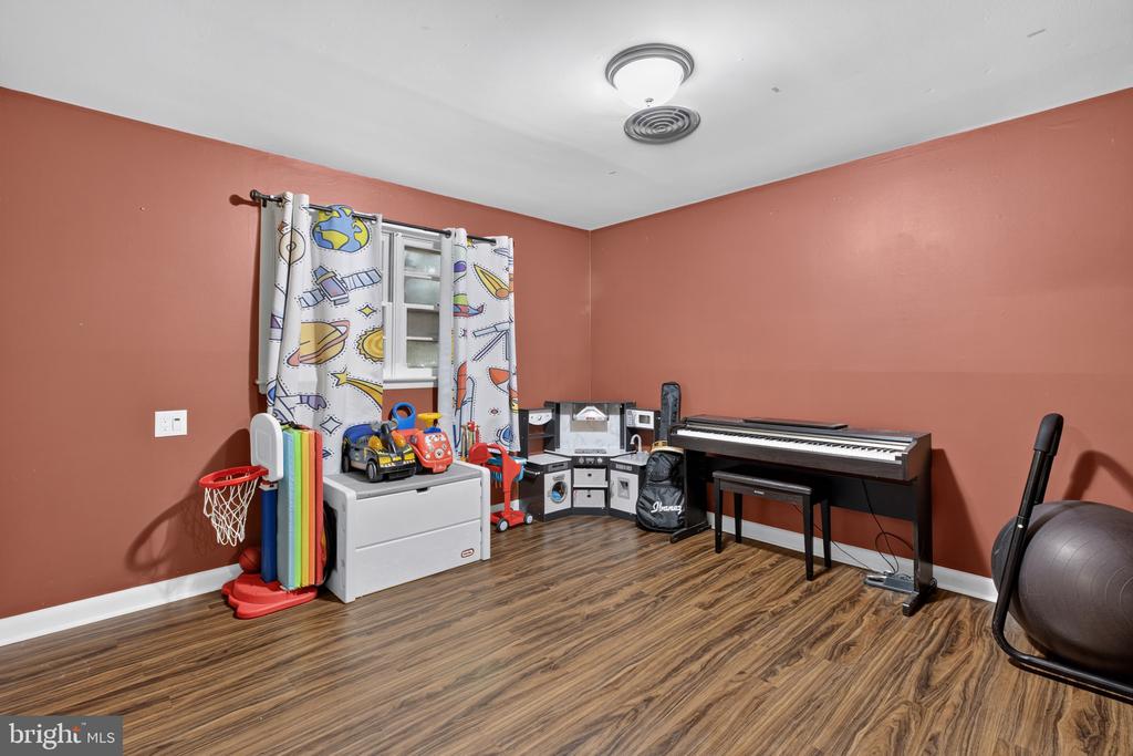 417 LAUREL AVE