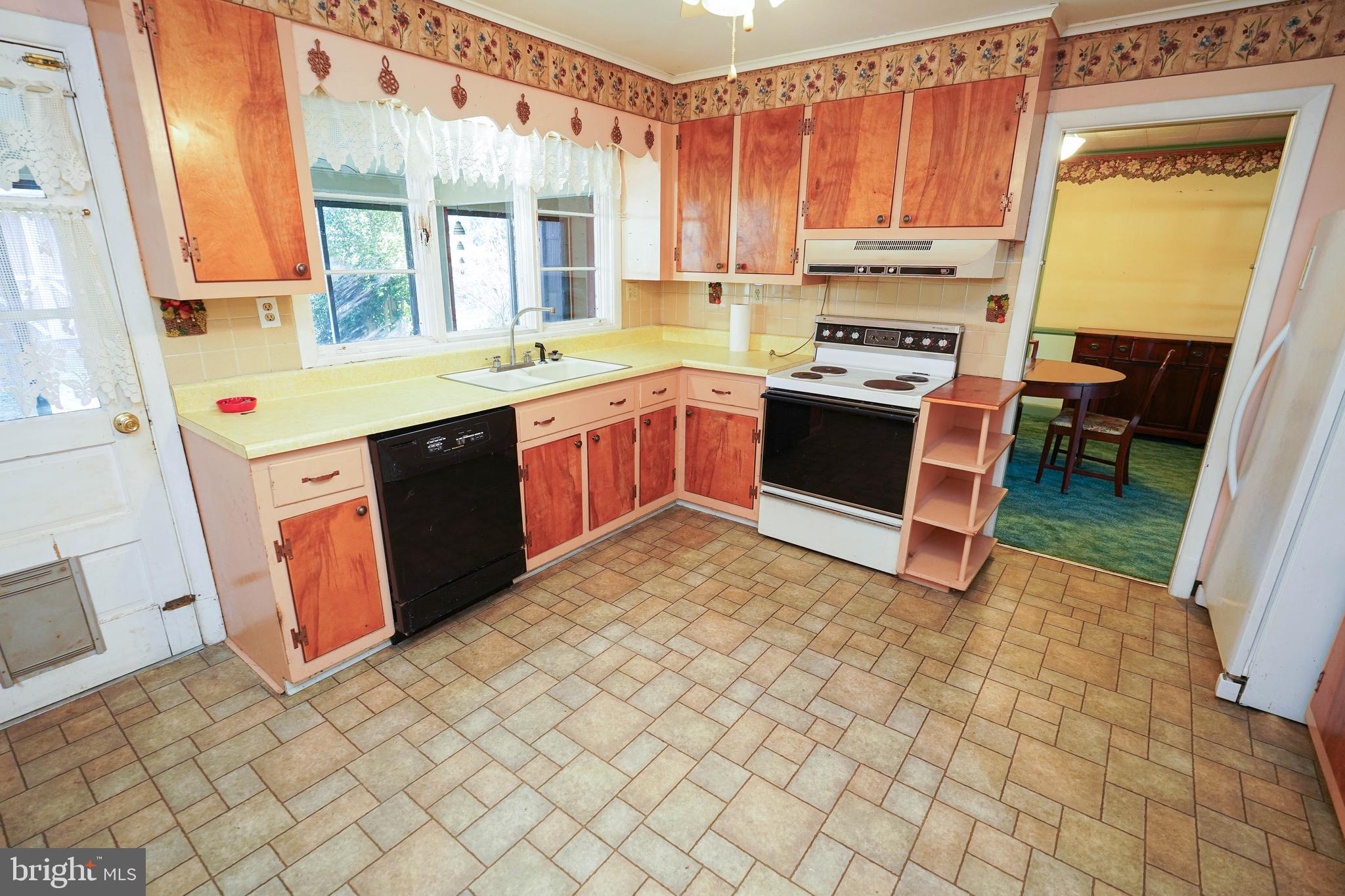 1403 WHITTIER DRIVE