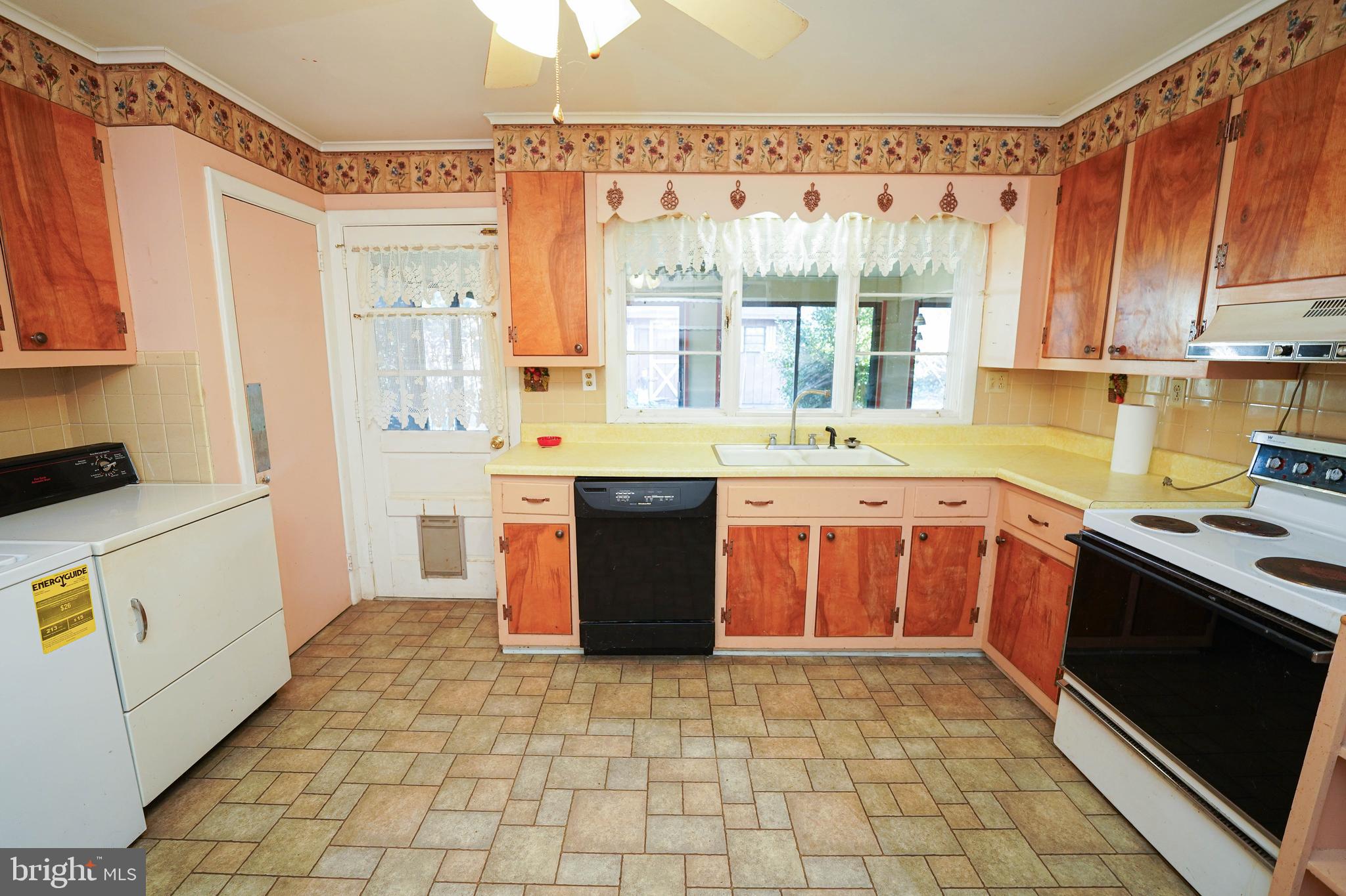 1403 WHITTIER DRIVE