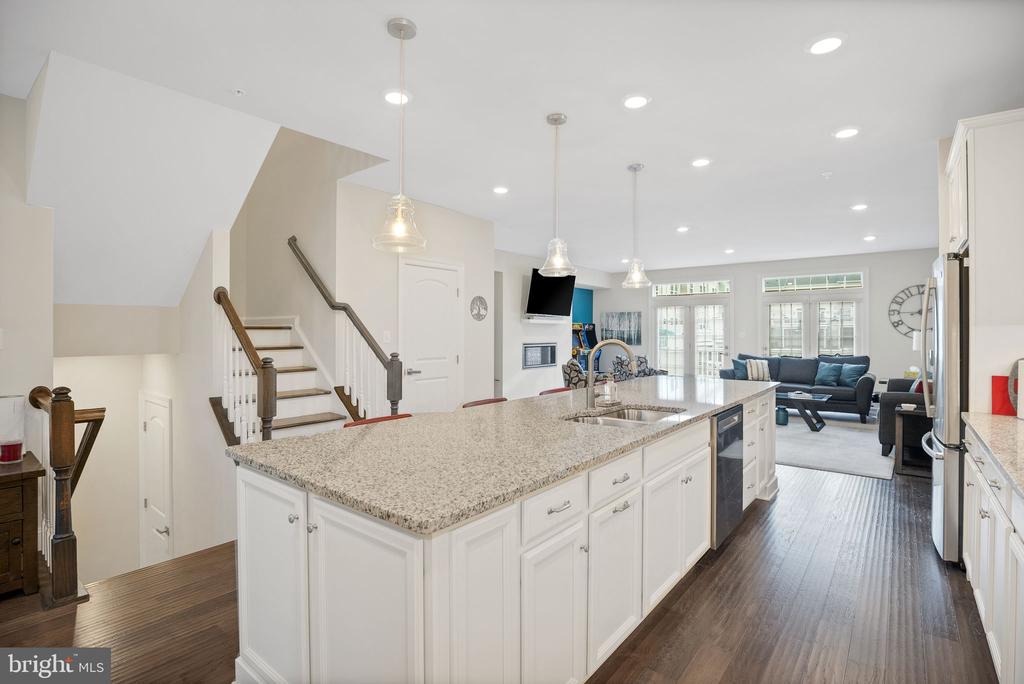 520 CLIFF LANE